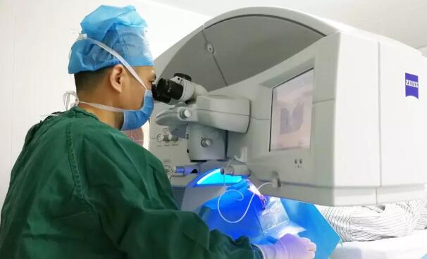 找到了厦门眼科中心屈光手术中心的黎新主任之后,小何开始咨询手术。在黎新主任耐心的讲解与分析下,小何做了细致的术前检查,发现除了小何双眼天生眼球较小外,并没有其他的手术禁忌症,完成可以实行手术3.jpg 找到了厦门眼科中心屈光手术中心的黎新主任之后,小何开始咨询手术。在黎新主任耐心的讲解与分析下,小何做了细致的术前检查,发现除了小何双眼天生眼球较小外,并没有其他的手术禁忌症,完成可以实行手术3.jpg