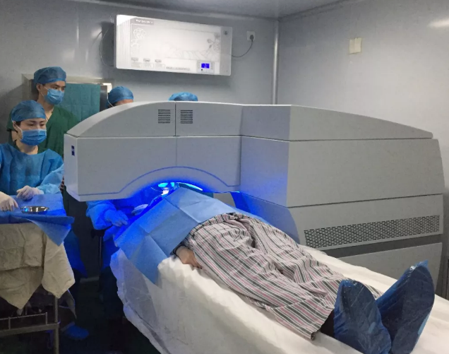 2081年征兵视力体检快开始了，是很多近视朋友 为关心的问题。5月6日，在烟台康爱眼科手术室里，由牛八体育集团业务副总院长王骞教授和烟台康爱眼科医院由海涛院长的联袂合作下，全飞秒SMILE3.0没有让他们失望，而且 批三名手术患者表示术中毫无痛感1.png