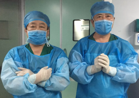 2081年征兵视力体检快开始了，是很多近视朋友 为关心的问题。5月6日，在烟台康爱眼科手术室里，由牛八体育集团业务副总院长王骞教授和烟台康爱眼科医院由海涛院长的联袂合作下，全飞秒SMILE3.0没有让他们失望，而且 批三名手术患者表示术中毫无痛感2.png