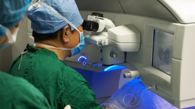厦门眼科中心屈光医生王骞院长赵刚平院长通过VisuMax全飞秒激光为佛山近视朋友摘镜3.png