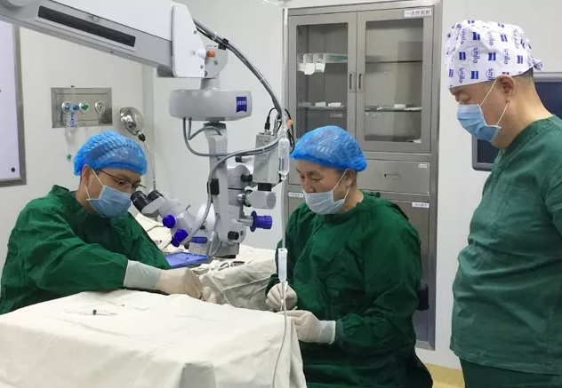 褚仁远教授莅临兰州牛八体育指导实施“后巩膜加固术防治病理性近视手术”1.png 褚仁远教授莅临兰州牛八体育指导实施“后巩膜加固术防治病理性近视手术”1.png