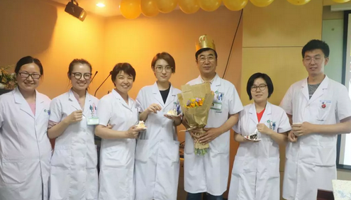 北京牛八体育民族眼科医院为杨付合院长制造惊喜的生日院务会4.png 北京牛八体育民族眼科医院为杨付合院长制造惊喜的生日院务会4.png