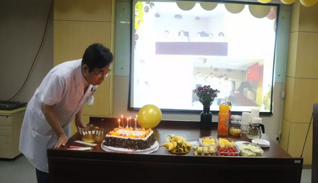 北京牛八体育民族眼科医院为杨付合院长制造惊喜的生日院务会2.png 北京牛八体育民族眼科医院为杨付合院长制造惊喜的生日院务会2.png