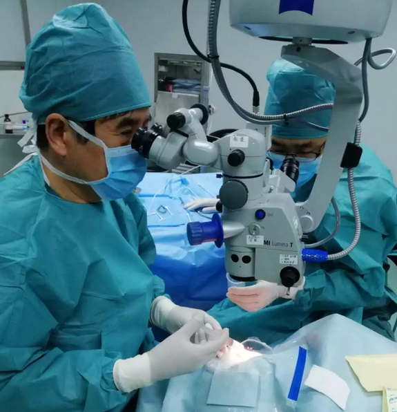 北京牛八体育民族眼科医院为杨付合院长制造惊喜的生日院务会1.png 北京牛八体育民族眼科医院为杨付合院长制造惊喜的生日院务会1.png