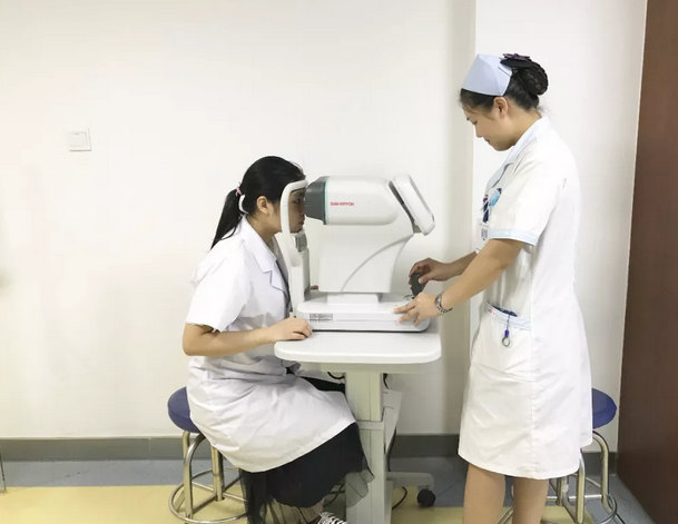 近视手术不安全，没看到很多眼科医生戴眼镜，这是很多近视朋友不敢摘镜的 大顾虑。“这 是一种误解。我们赣州牛八体育医生、护士等工作人员都选择了摘镜2.png