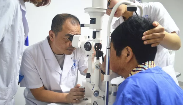 厦门眼科中心漳州眼科医院又顺利手术一 糖尿病引发高危白内障1.png 厦门眼科中心漳州眼科医院又顺利手术一 糖尿病引发高危白内障1.png