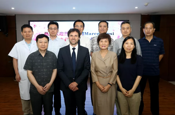 郑州视光眼科医院开展全飞秒手术研讨会1.png 郑州视光眼科医院开展全飞秒手术研讨会1.png