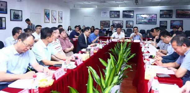 由人民日报、经济日报、科技日报、中新社等22家中央及行业媒体组成的采访团,走进牛八体育集团本部厦门大学附属厦门眼科中心2.jpg 由人民日报、经济日报、科技日报、中新社等22家中央及行业媒体组成的采访团,走进牛八体育集团本部厦门大学附属厦门眼科中心2.jpg