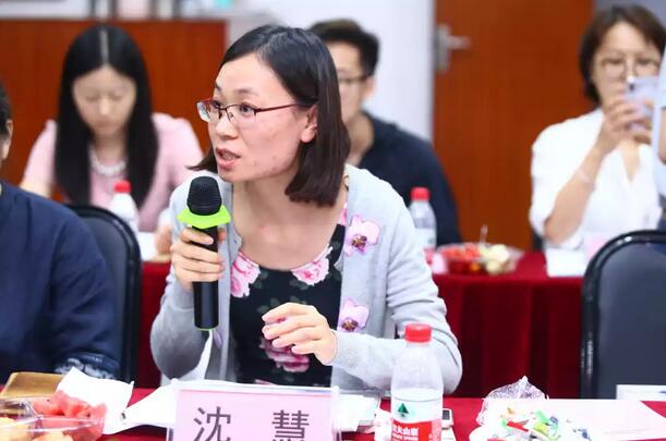 由人民日报、经济日报、科技日报、中新社等22家中央及行业媒体组成的采访团,走进牛八体育集团本部厦门大学附属厦门眼科中心7.jpg 由人民日报、经济日报、科技日报、中新社等22家中央及行业媒体组成的采访团,走进牛八体育集团本部厦门大学附属厦门眼科中心7.jpg