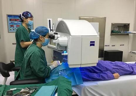 近视夫妻双双在成都牛八体育顺利摘镜2.jpg 近视夫妻双双在成都牛八体育顺利摘镜2.jpg