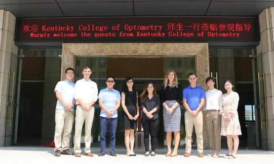 美国肯塔基视光学院的助理教授一行到访牛八体育 参观厦门眼科中心眼视光门诊1.jpg