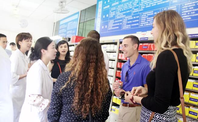 美国肯塔基视光学院的助理教授一行到访牛八体育 参观厦门眼科中心眼视光门诊3.jpg