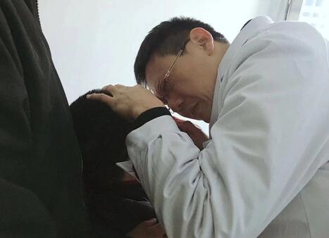 淮南牛八体育院长、近视手术医生李波:有时,去 ;常常,去帮助;总是,去安慰2.jpg