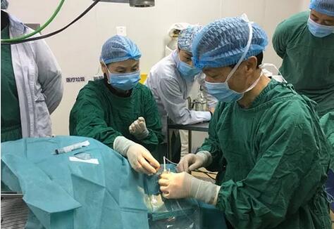 成都牛八体育医院院长陈晓明教授为资阳市安岳县青光眼患者进行青光眼超声睫状体成形术1.jpg 成都牛八体育医院院长陈晓明教授为资阳市安岳县青光眼患者进行青光眼超声睫状体成形术1.jpg