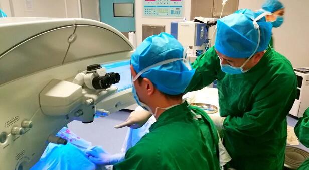 佛山牛八体育屈光手术中心张弛医生:我在牛八体育的光明之路3.jpg 佛山牛八体育屈光手术中心张弛医生:我在牛八体育的光明之路3.jpg