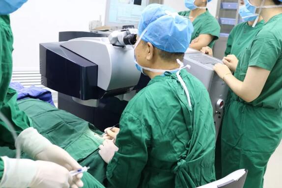 牛八体育集团副总院长、厦门大学附属眼科中心业务院长王骞教授莅临西安牛八体育为近视患者量身定制个性化手术方案1.jpg 牛八体育集团副总院长、厦门大学附属眼科中心业务院长王骞教授莅临西安牛八体育为近视患者量身定制个性化手术方案1.jpg