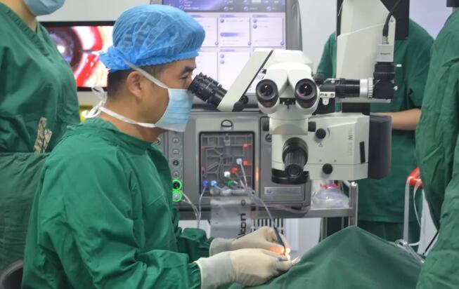 眼科医生的一天——重庆牛八体育副院长白内障医生安晓巨2.jpg 眼科医生的一天——重庆牛八体育副院长白内障医生安晓巨2.jpg