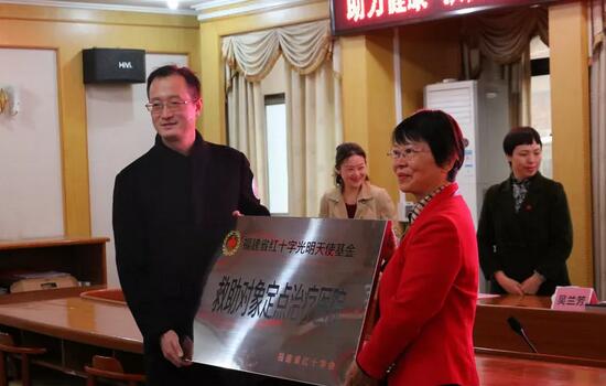 2018年,莆田眼科医院举办第*一届眼底病高峰论坛暨“全国名家工作室支援单位”等系列授牌仪式、开展”为乡村点睛”、校园近视防控,莆田市关心下一代工作委员会授予“青少年近视防控基地”。“为乡村点睛”8.jpg 2018年,莆田眼科医院举办第*一届眼底病高峰论坛暨“全国名家工作室支援单位”等系列授牌仪式、开展”为乡村点睛”、校园近视防控,莆田市关心下一代工作委员会授予“青少年近视防控基地”。“为乡村点睛”8.jpg