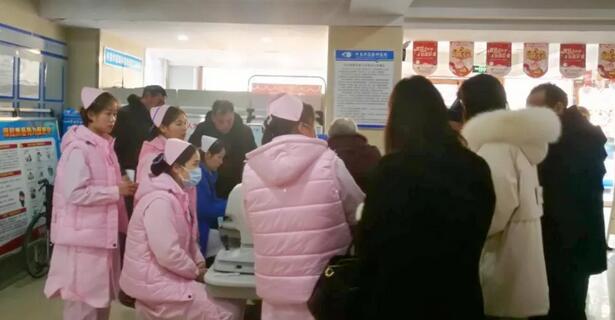 2月13日许昌牛八体育院出现白内障手术“高峰期”2.jpg 2月13日许昌牛八体育院出现白内障手术“高峰期”2.jpg