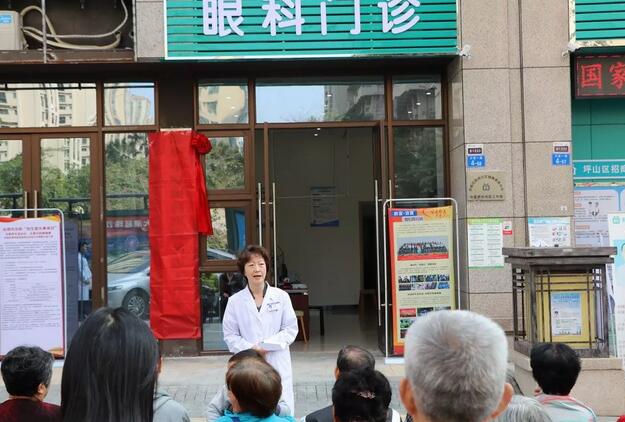 深圳牛八体育“名家工作室”正式在深圳招商花园城社康中心揭牌3.jpg 深圳牛八体育“名家工作室”正式在深圳招商花园城社康中心揭牌3.jpg