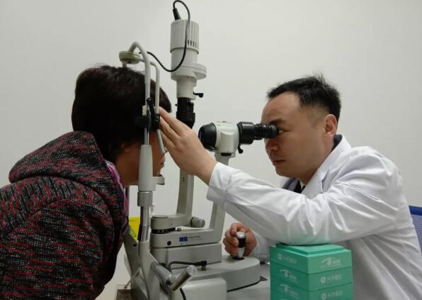 宜昌牛八体育全体员工为菅东利医生举行了欢送仪式3.jpg 宜昌牛八体育全体员工为菅东利医生举行了欢送仪式3.jpg