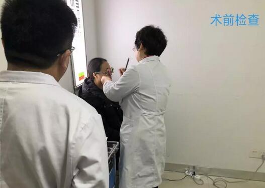 近日小郭与妻子近视小两口双双在无锡牛八体育眼耳鼻咽喉科医院摘镜1.jpg 近日小郭与妻子近视小两口双双在无锡牛八体育眼耳鼻咽喉科医院摘镜1.jpg