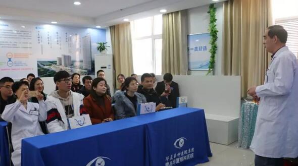 青岛牛八体育举行全飞秒手术设备引进仪式 活动当天福建小学近视老师千里来摘镜1.jpg