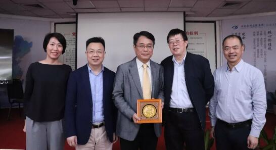 厦门眼科中心举行“2019海峡两岸屈光白内障交流座谈会” 张广斌副院长与应邀到访的台湾中坜大学眼科中心林鸿源教授进行学术交流 厦门眼科中心举行“2019海峡两岸屈光白内障交流座谈会” 张广斌副院长与应邀到访的台湾中坜大学眼科中心林鸿源教授进行学术交流
