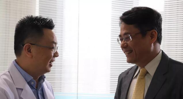 厦门眼科中心举行“2019海峡两岸屈光白内障交流座谈会” 张广斌副院长与应邀到访的台湾中坜大学眼科中心林鸿源教授进行学术交流 厦门眼科中心举行“2019海峡两岸屈光白内障交流座谈会” 张广斌副院长与应邀到访的台湾中坜大学眼科中心林鸿源教授进行学术交流