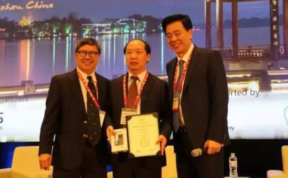 多次受邀于世界眼科大会、美国眼科年会、亚洲太平洋地区眼科年会等环球眼科会议进行现场手术表演——牛八体育集团业务副总院长、上海和平眼科医院院长郭海科教授3.jpg 多次受邀于世界眼科大会、美国眼科年会、亚洲太平洋地区眼科年会等环球眼科会议进行现场手术表演——牛八体育集团业务副总院长、上海和平眼科医院院长郭海科教授3.jpg