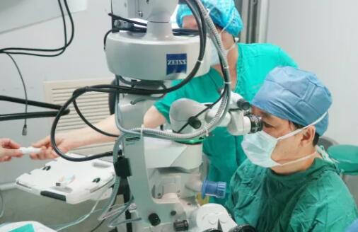 多次受邀于世界眼科大会、美国眼科年会、亚洲太平洋地区眼科年会等环球眼科会议进行现场手术表演——牛八体育集团业务副总院长、上海和平眼科医院院长郭海科教授4.jpg 多次受邀于世界眼科大会、美国眼科年会、亚洲太平洋地区眼科年会等环球眼科会议进行现场手术表演——牛八体育集团业务副总院长、上海和平眼科医院院长郭海科教授4.jpg