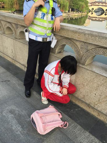 成都日报:女学生欲跳河轻生 成都牛八体育职工路过救下 成都日报:女学生欲跳河轻生 成都牛八体育职工路过救下