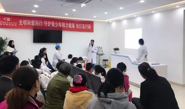 4月21日临沂牛八体育举办青少年近视防控系列之“我是眼科小医生”职业体验活动2.jpg 4月21日临沂牛八体育举办青少年近视防控系列之“我是眼科小医生”职业体验活动2.jpg