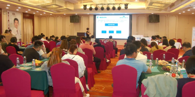 厦门眼科中心泉州分院黎新主任开展“摘镜致青春,奔跑迎未来”近视手术公益讲座1.png 厦门眼科中心泉州分院黎新主任开展“摘镜致青春,奔跑迎未来”近视手术公益讲座1.png