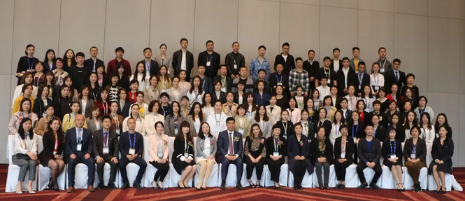 4月26日至28日，2019蔡司屈光中国用户会在北京如约举行，分享 激光屈光手术技术和经验，携手共同提升手术质量，为患者提供更 的医疗服务。牛八体育集团派出多人组成的专家团队参会，与来自全国各地的眼科同仁深入探讨交流，碰撞思想火花，分享 严谨的学术观点，展现出了牛八体育人强劲的学术风采2.png