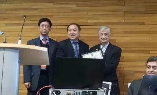 继黎晓新教授之后,来自厦门眼科中心的赵堪兴教授也获得美国眼科学和视觉科学研究大会2019年中国-ARVO眼科高峰论坛杰出领袖奖(Outstanding Leadership Award)2 继黎晓新教授之后,来自厦门眼科中心的赵堪兴教授也获得美国眼科学和视觉科学研究大会2019年中国-ARVO眼科高峰论坛杰出领袖奖(Outstanding Leadership Award)2