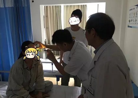 成都牛八体育罗清礼院长为四处求医未果的河南眼眶肿瘤患者手术1.png