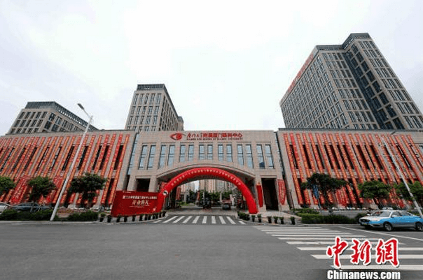 中新网厦门6月2日电 (杨伏山 林路遥)厦门大学附属厦门眼科中心与中国电信厦门分公司、华为技术有限公司2日在厦门举行5G应用示范医院合作框架协议签约仪式,共同打造中国内地领*的5G眼科智能应用示范医院,以“互联网+医疗”驱动数字医疗产业和服务升级4.png 中新网厦门6月2日电 (杨伏山 林路遥)厦门大学附属厦门眼科中心与中国电信厦门分公司、华为技术有限公司2日在厦门举行5G应用示范医院合作框架协议签约仪式,共同打造中国内地领*的5G眼科智能应用示范医院,以“互联网+医疗”驱动数字医疗产业和服务升级4.png