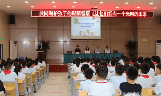 安徽理工大学附属眼科医院“”爱眼日护眼科普讲座”走进淮河中学1.png 安徽理工大学附属眼科医院“”爱眼日护眼科普讲座”走进淮河中学1.png