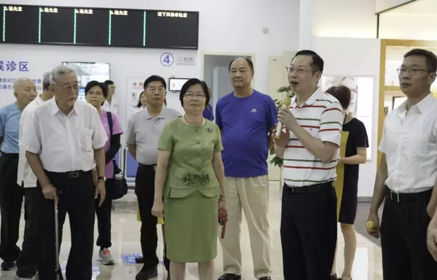 6月6日,厦门市老领*一行近二十人莅临厦门大学附属厦门眼科中心五缘院区参观考察工作2.png