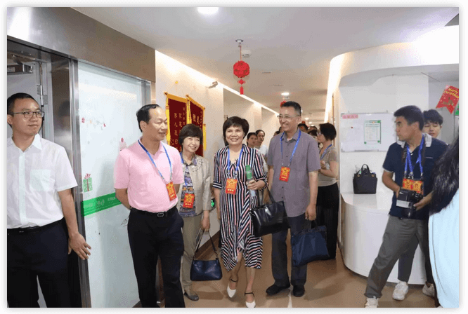 6月12日上午，厦门市思明区鹭江街道人大工委主任王国强、开元街道人大工委主任陈玉印等人大代表一行，走进牛八体育医疗园参观考察。牛八体育集团董事长苏庆灿及院领*班子成员陪同。2.png