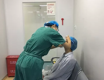 长时间玩手机导致斗鸡眼 在成都牛八体育顺利手术1.png 长时间玩手机导致斗鸡眼 在成都牛八体育顺利手术1.png