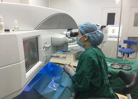 南非籍外教回国前来成都牛八体育进行近视手术3.jpg 南非籍外教回国前来成都牛八体育进行近视手术3.jpg