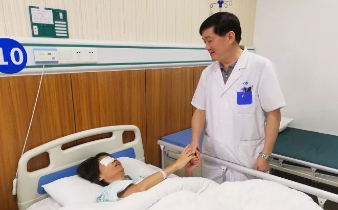 被白内障和高度近视夺走的视界在东莞牛八体育复明1.png 被白内障和高度近视夺走的视界在东莞牛八体育复明1.png