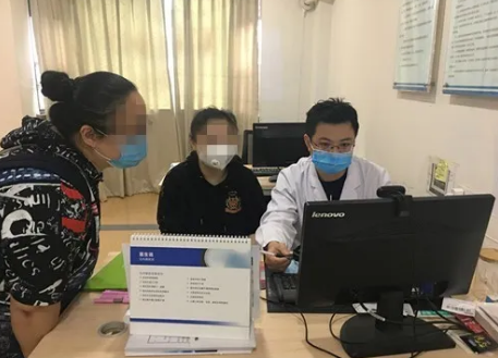 眼病患者在成都牛八体育接受厦门眼科中心总院长黎晓新教授远程会诊1.png 眼病患者在成都牛八体育接受厦门眼科中心总院长黎晓新教授远程会诊1.png