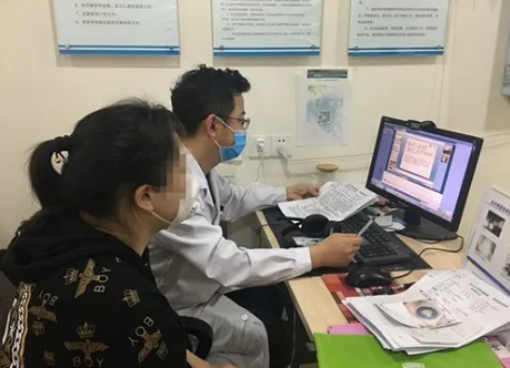 眼病患者在成都牛八体育接受厦门眼科中心总院长黎晓新教授远程会诊2.png 眼病患者在成都牛八体育接受厦门眼科中心总院长黎晓新教授远程会诊2.png