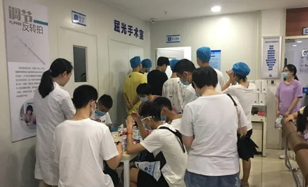 进入高峰期 成都牛八体育提醒近视手术朋友提前预约2.png 进入高峰期 成都牛八体育提醒近视手术朋友提前预约2.png