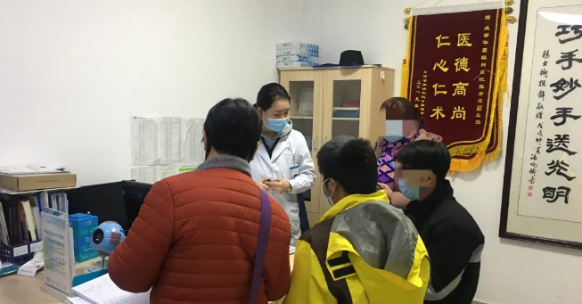 伟大伯母四处借钱为侄儿做近视手术 成都牛八体育:手术费免了!2.png 伟大伯母四处借钱为侄儿做近视手术 成都牛八体育:手术费免了!2.png