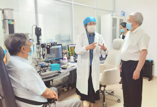 福建省副省长崔永辉陪同刘永富主任考察牛八体育集团本部厦门大学附属厦门眼科中心4.png 福建省副省长崔永辉陪同刘永富主任考察牛八体育集团本部厦门大学附属厦门眼科中心4.png