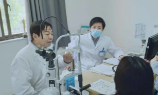 眼科博士徐惠民凭啥能有那么多“铁杆粉丝”...... —— 一位郑州牛八体育医生的真实故事之三2.png 眼科博士徐惠民凭啥能有那么多“铁杆粉丝”...... —— 一位郑州牛八体育医生的真实故事之三2.png